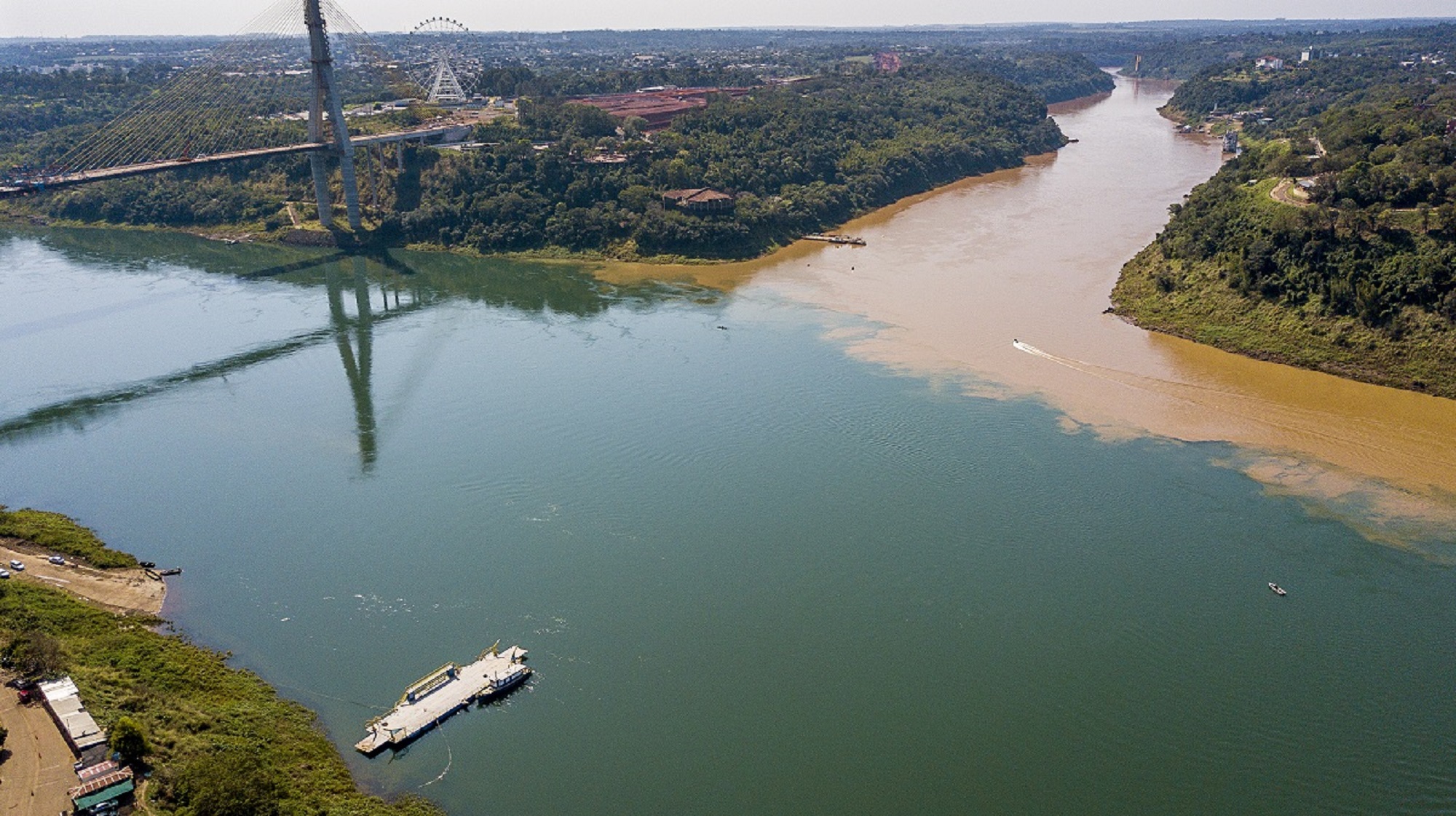 Tramo del río Paraná donde confluyen las fronteras